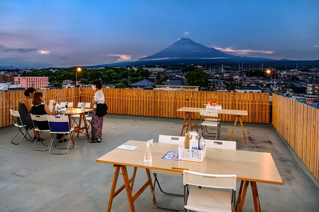 14guesthouse_beergarden04.jpg