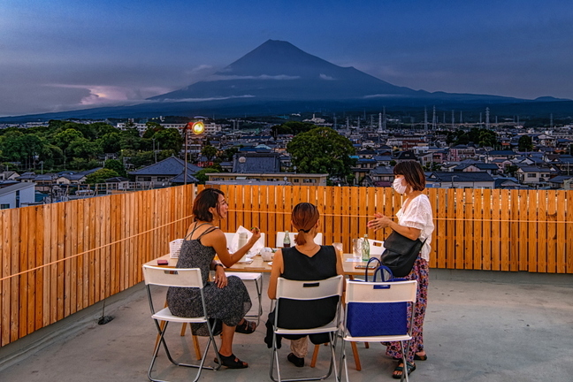 14guesthouse_beergarden05.jpg